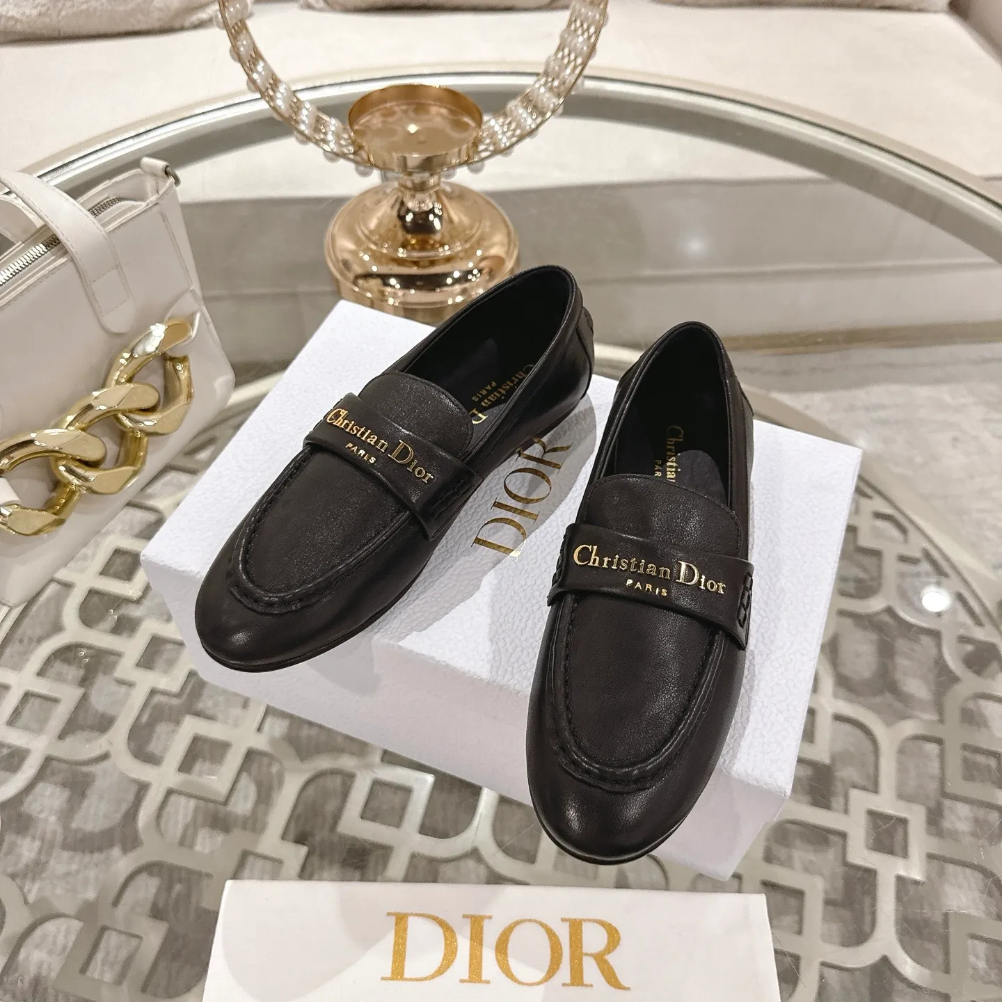 👟👟Ex-factory price 640👟👟 Dior Dior | 2025 ˢˢD Home 2025 spring and summer new products The latest popular slip-on letter buckle loafers series〰 Original purchase, development and production👍🏻This Dior loafer is carefully made of black smooth cow leather, and the front letter plate is decorated with a gold-toned Christian Dior Paris logo. Paired with a leather-injected outsole, it adds classic style to any casual look. Upper: original cowhide/cow suede, lining: cowhide, outsole: injection molded leather outsole imported from Italy, heel height: 1cm, size: 35-42 (customized at 40.41.42)